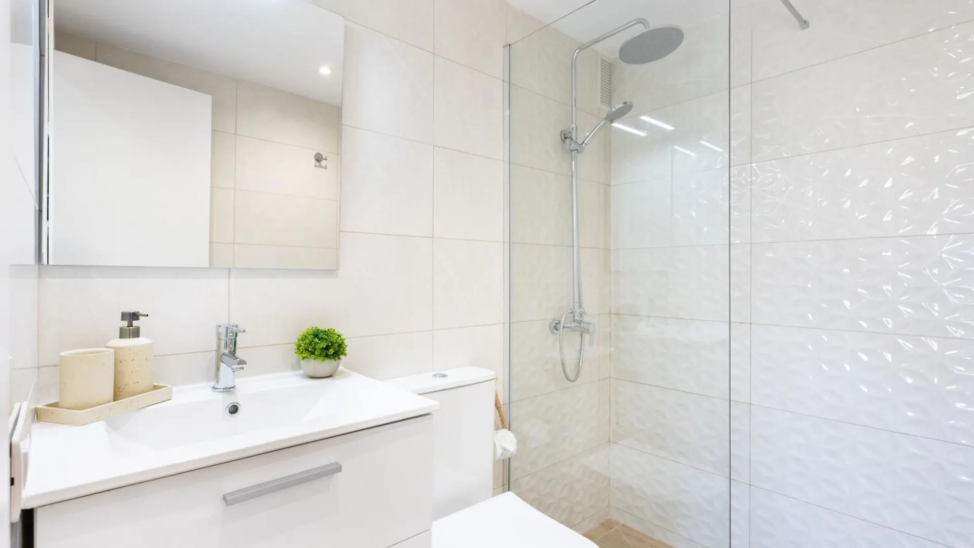 アパート Home2Book Beachside Los Cristianos Apt & Pool スペイン
