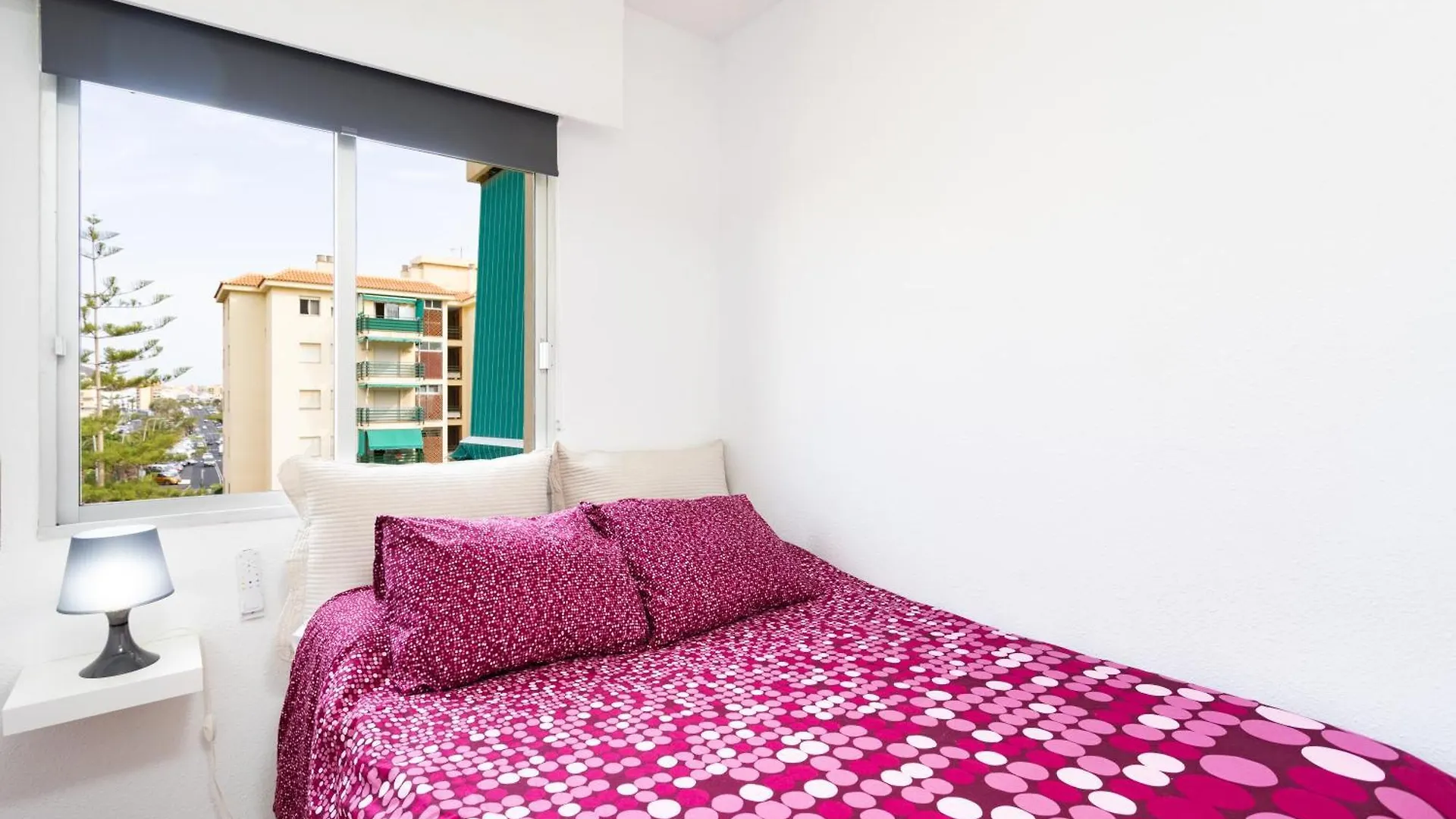 Home2Book Beachside Los Cristianos Apt & Pool ספרד